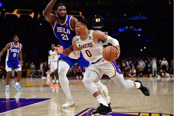 nba赔率-连续两场倒在最后争议时刻，詹姆斯遭遇新“里程悲”